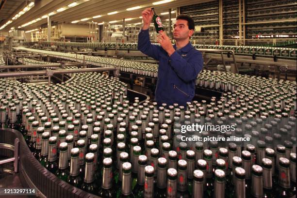 Ein Mitarbeiter der Brauerei Beck & Co. In Bremen führt an der Flaschen-Abfüllanlage stichprobenartig letzte Kontrollen durch. Die...