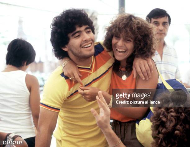 Der Star der argentinischen Fußballnationalmannschaft, Diego Maradona, schlendert am mit seiner Freundin Claudia Villafane durch Sevilla. Maradona...