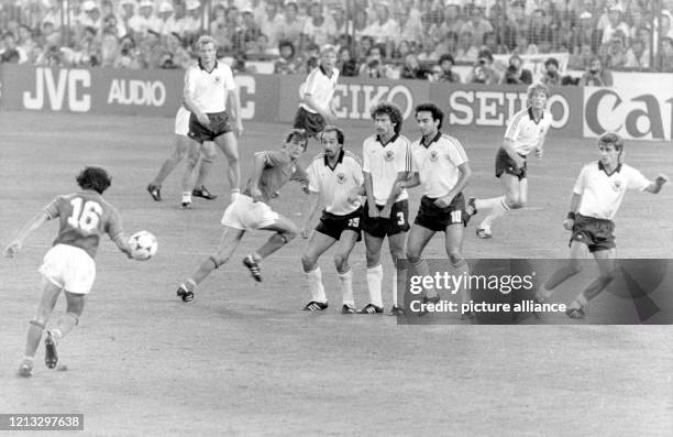 Der italienische Mittelfeldspieler Bruno Conti versucht vergebens den Freistoßball über die deutsche Mauer in das Tor zu zirkeln.. Sein Teamgefährte...