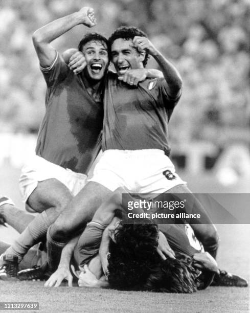 Die italienischen Spieler bejubeln ihr Tor zur 3:0-Führung gegen die DFB-Elf: Oben : Antonio Cabrini und Claudio Gentile, unten Paolo Rossi , der...