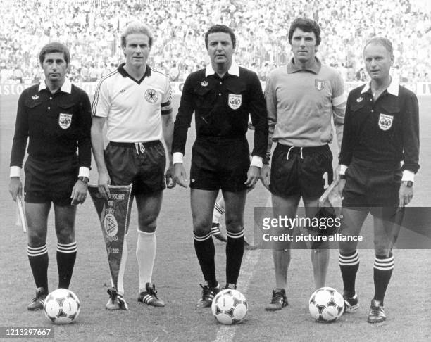 Das Trio der Unparteiischen mit dem brasilianische Schiedsrichter Arnaldo Cesar Coelho und die Kapitäne Karl-Heinz Rummenigge und Dino Zoff , der...