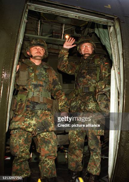 Die beiden Stabsoffiziere des Schnellen Eingreifkorps Alliierter Befehlsbereich Europa , Georg Keerl und Hermann Beckmann, winken aus einer Herkules...