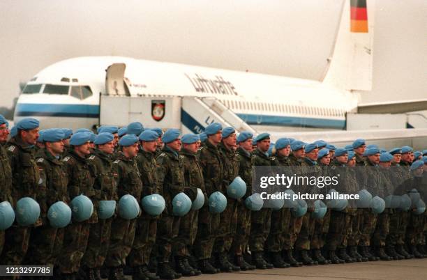 Soldaten sind auf dem Vorfeld aufmarschiert, um zur Verabschiedung durch Bundesverteidigungsminister Rühe anzutreten. Auf dem militärischen Teil des...