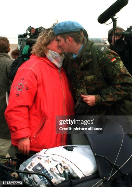 Vor seinem Abflug nach Split verabschiedet sich der Hauptgefreite Gildner von seiner Frau und dem zehn Tage alten Baby. Auf dem militärischen Teil...