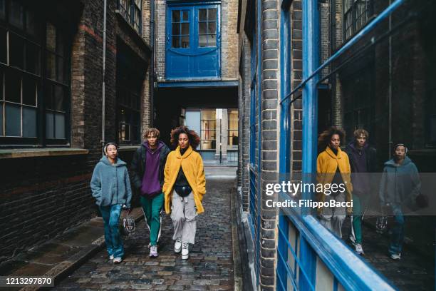 tres amigos de moda caminando juntos en la ciudad - shoreditch fotografías e imágenes de stock