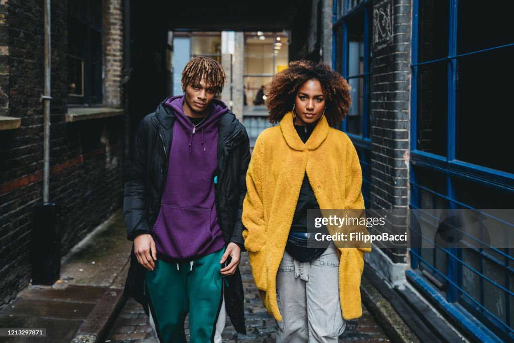 Junges Paar zu Fuß auf der Straße