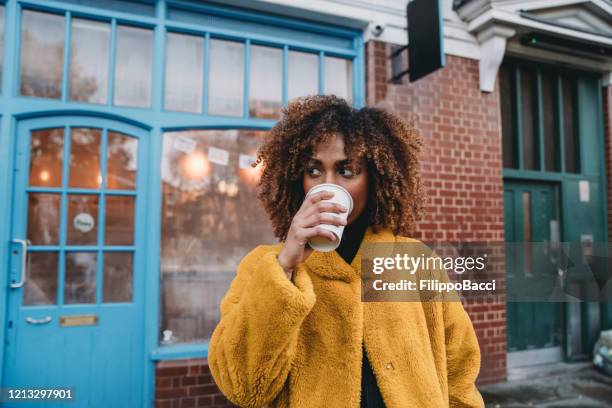retrato de una joven adulta hermosa mujer bebiendo café - black teenage models fotografías e imágenes de stock