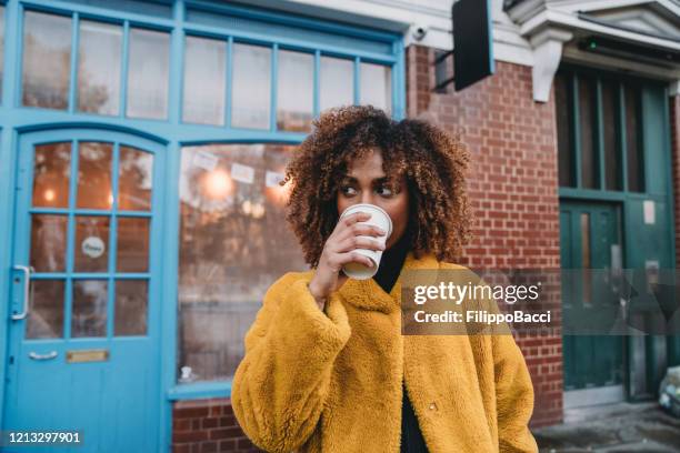 retrato de una joven adulta hermosa mujer bebiendo café - cafe cacao fotografías e imágenes de stock