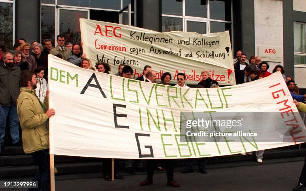Mitarbeiter der AEG-Zentrale Frankfurt demonstrieren mit Plakaten gegen die Schließung der Konzern-Zentrale. Die Schließung der Zentrale mit rund 700...