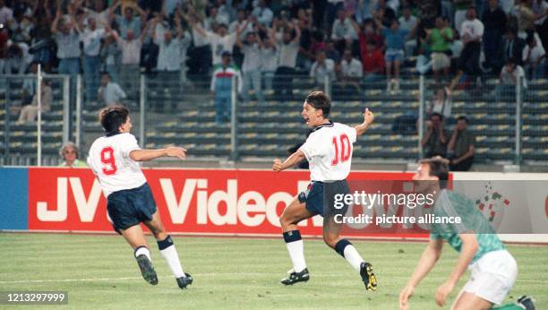 Der deutsche Verteidiger Jürgen Kohler kniet konsterniert am Boden, während der englische Torjäger Gary Lineker mit seinem Teamgefährten Petere...