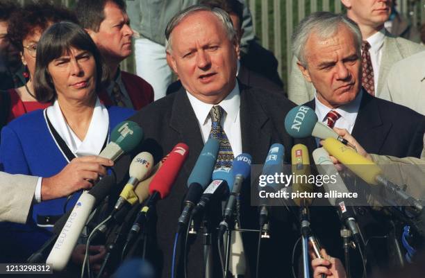 Die finanzpolitische Sprecherin der SPD im Bundestag, Ingrid Matthäus-Maier, der SPD-Vorsitzende Rudolf Scharping und Brandenburgs Ministerpräsident...