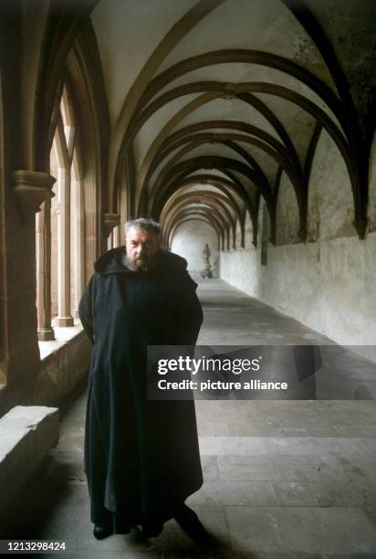 Der österreichische Schauspieler Helmut Qualtinger als Mönch Remigio da Varagine während der Dreharbeiten zu der Roman-Verfilmung "Der Name der Rose"...