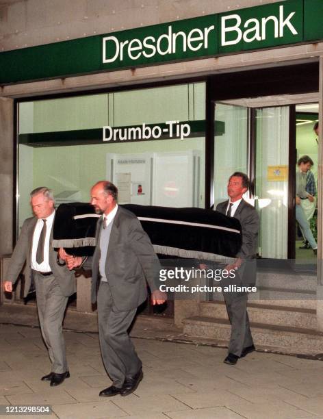 Mitarbeiter eines Bestattungsunternehmens tragen in der Nacht zum den Leichnam eines Bankangestellten aus der Filiale der Dresdner Bank im Hamburger...