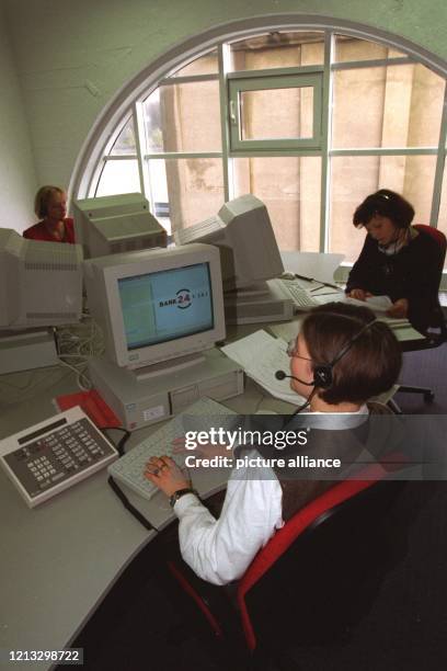 Mitarbeiter der "Bank 24" am Computer. Flexibler Arbeitszeiten wegen trat die Bank nicht dem Tarifverband bei. Mit ihrem 24-Stunden-Service via...