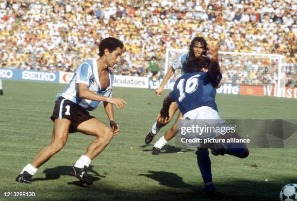 Italiens Mittelfeldspieler Bruno Conti im Zweikampf mit dem argentinischen Mittelfeldakteur Osvaldo Ardiles , der mit eingerissenem Trikot spielt....