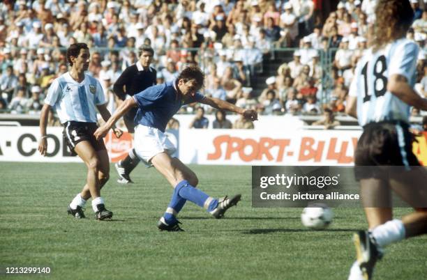 Italiens Stürmer Marco Tardelli erzielt das 1:0 gegen die Argentinier, deren Akteure Osvaldo Ardiles und Alberto Tarantini das Nachsehen haben. Die...