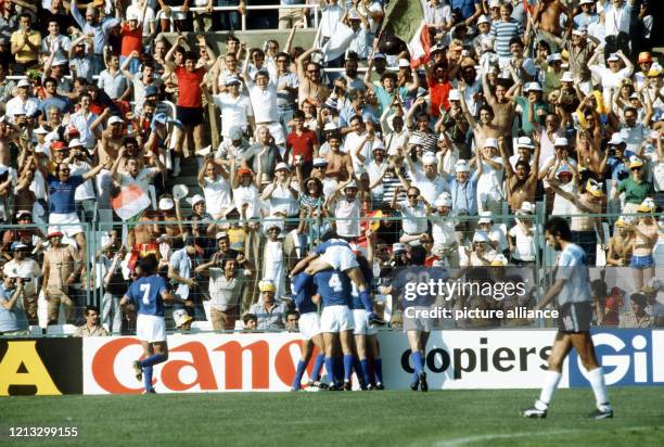 Italiens Spieler bejubeln vor ihren begeisterten Fans auf den Traversen die 1:0-Führung gegen die Argentinier, deren Verteidiger Jorge Olguin...