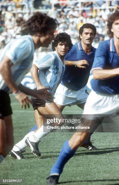 Italiens eisenharter Verteidiger Claudio Gentile deckt den argentinischen Mittelfeldstar Diego Maradona , ein erbitterter Zweikampf, der das Match...
