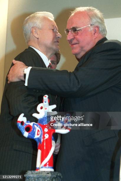 Mit einem Kuß und einer Umarmung gratuliert Bundeskanzler Helmut Kohl am 17.4.1997 in Baden-Baden dem russischen Präsidenten Boris Jelzin zu dessen...