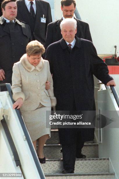 Der russische Präsident Boris Jelzin verläßt am 16.4.1997 auf dem Stuttgarter Flughafen zusammen mit seiner Frau Naina die Präsidentenmaschine....