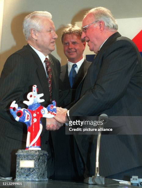 Bundeskanzler Helmut Kohl gratuliert am 17.4.1997 in Baden-Baden dem russischen Präsidenten Boris Jelzin zu dessen Auszeichnung mit dem Deutschen...