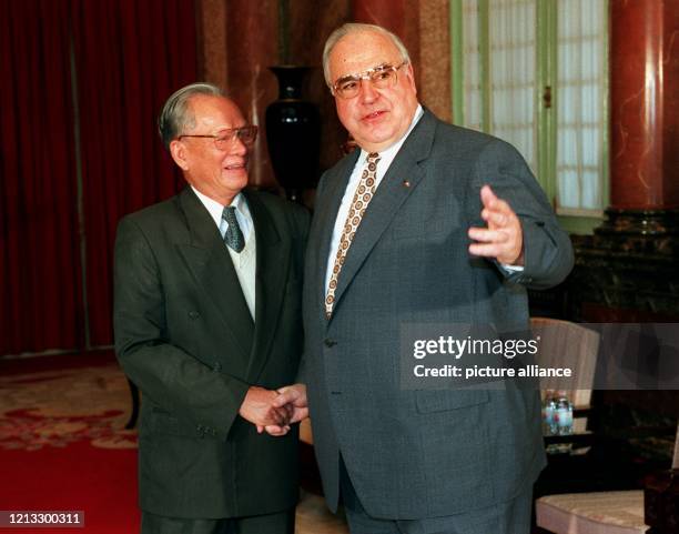 Bundeskanzler Helmut Kohl wird im Präsidentenpalast vom vietnamesischen Staatspräsidenten Le Duc Anh begrüßt. Bei einem anschließenden Gespräch stand...