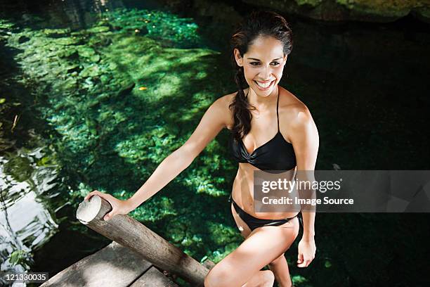 junge frau auf hölzerne leiter, grande cenote, quintana - verführerische frau stock-fotos und bilder