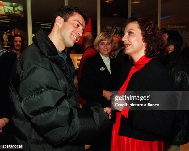 Hessens Kunstministerin Christiane Hohmann-Dennhardt begrüßt vor der Verleihung des hessischen Film- und Kinopreises 1995 den Regisseur Romuald...