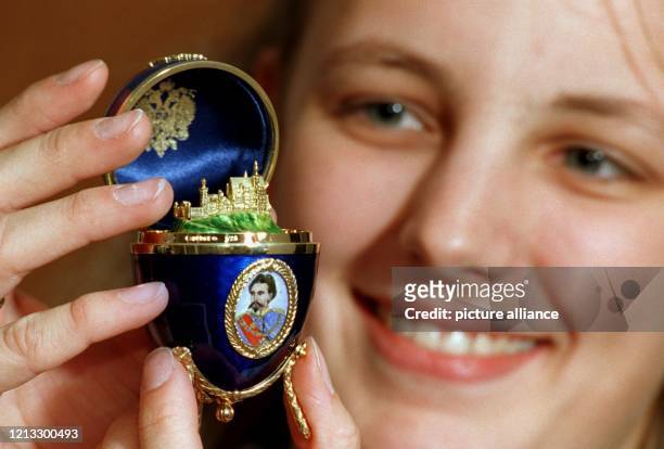 Eine in Gold gearbeitete Miniatur des Märchenschlosses Neuschwanstein von König Ludwig II. Enthält dieses Faberge-Ei. Zur Erinnerung an den 150....