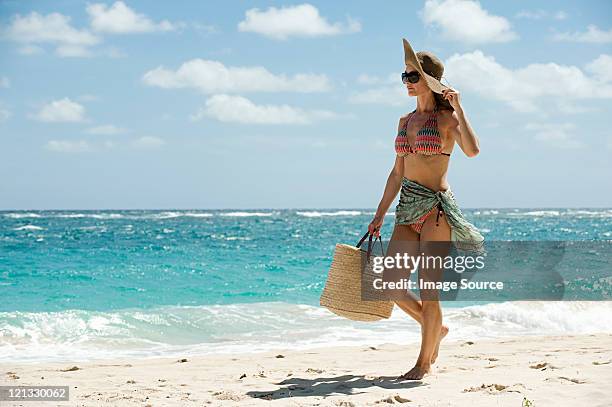 mulher andar na praia de areia, mustique, ilhas de grenadine - sarong imagens e fotografias de stock