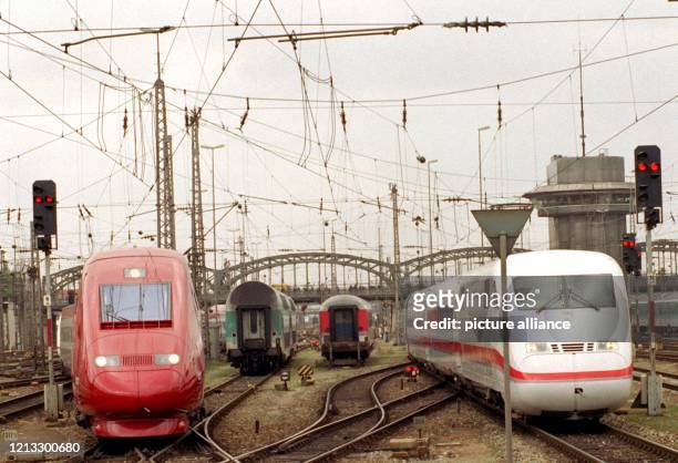 Die Hochgeschwindigkeitszüge Thalys aus Frankreich und der ICE 2 der Deutschen Bahn AG fahren am 12.4.1997 zeitgleich in den Münchner Hauptbahnhof...