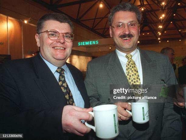 Bei einer Tasse Tee stehen CSU-Generalsekretär Bernd Protzner und sein Stellverteter Joachim Herrmann beim Parteitag der CSU in Fürth am 11.4.1997...