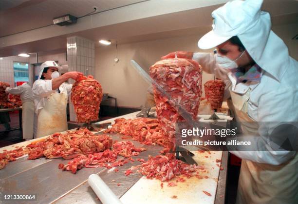 Arbeiter mit Mundschutz stellen am 8.11.1996 in der Döner Kebap Fabrik der Gebrüder Tütüncübasi in Frankfurt die berühmten Fleischkegel her. Der...