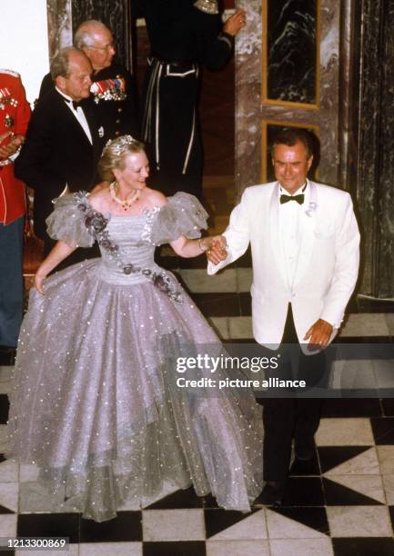 Königin Margrethe II. Und Prinzgemahl Henrik betreten am 10.6.1992 den Ballsaal auf Schloß Fredensborg, wo anläßlich ihrer Silbernen Hochzeit ein...