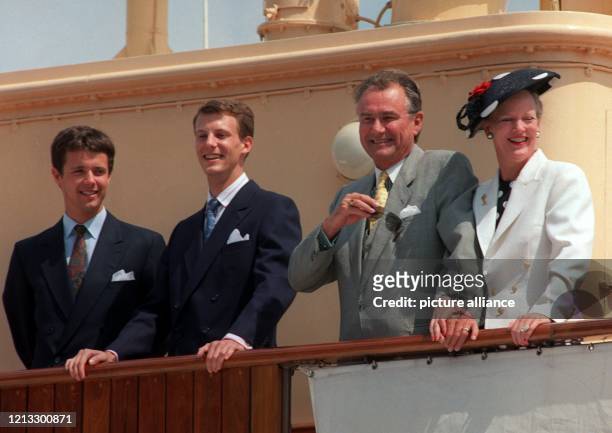 Königin Margrethe II. Und Prinzgemahl Henrik mit ihren Söhnen, Kronprinz Frederik und Prinz Joachim , aufgenommen am 12.6.1996 auf der Yacht...
