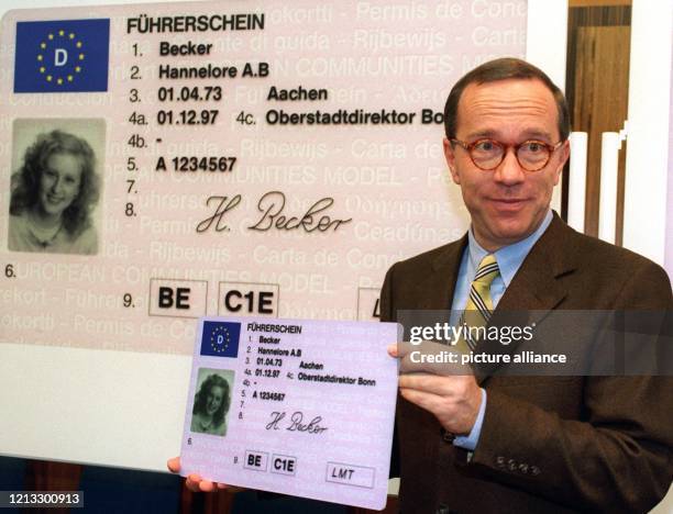 Bundesverkehrsminister Matthias Wissmann präsentiert am 6.11.1996 in Bonn ein überdimensionales Muster des neuen EU-Führerscheins. Der neue...