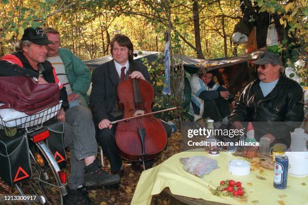 Mit einer Sarabande von Johann Sebastian Bach startet der Düsseldorfer Cellist Thomas Beckmann am 6.11.1996 die Aktion "Gemeinsam gegen Kälte". Seine...