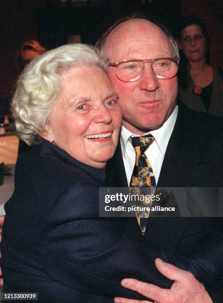 Volksschauspielerin Heidi Kabel drückt Uwe Seeler am 5.11.1996 in den Hamburger Fischauktionshallen zum 60. Geburtstag herzlich an sich. Rund 900...