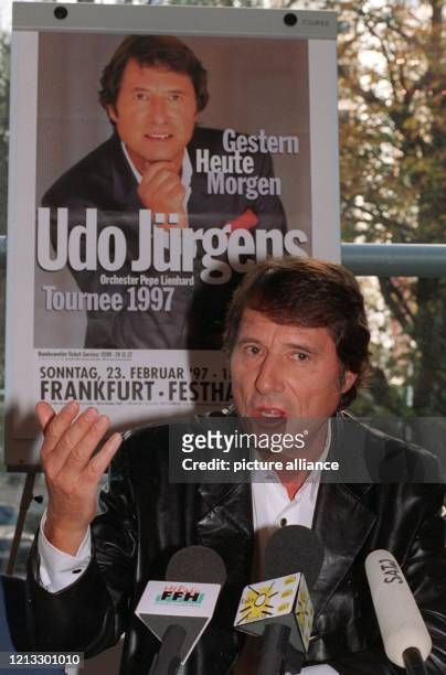 Der Schlagersänger Udo Jürgens kündigt auf einer Pressekonferenz am 4.11.1996 in Frankfurt für Anfang 1997 eine Tournee mit neuen Versionen seiner...