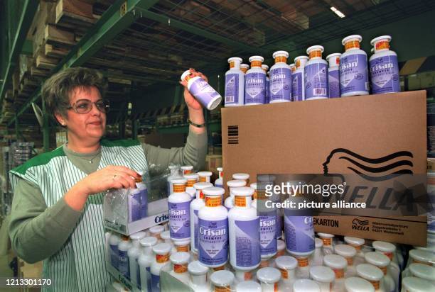 Eine Mitarbeiterin der Firma Wella sortiert im Zentrallager in Weiterstadt bei Darmstadt Schampoo-Flaschen für den Versand an Endverbraucher. Der...