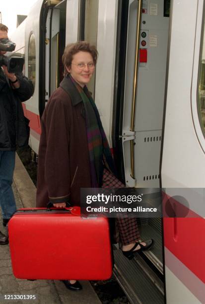 Mit einem roten Koffer steigt Bundesfamilienmisterin Claudia Nolte am 11.4.1997 auf dem Bahnhof in Bonn-Bad Godesberg in den ICE-Zug ein. Unter dem...