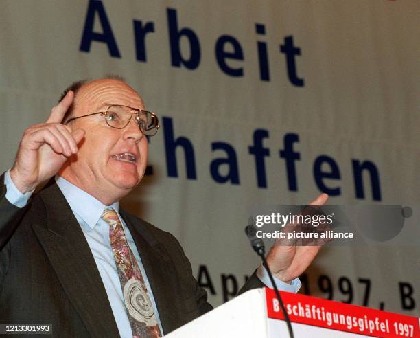 Gestenreich spricht am 9.4.1997 der Vorsitzende der IG Metall, Klaus Zwickel, zu den Teilnehmern des DGB-Beschäftigungsgipfels in Berlin. Zwickel...