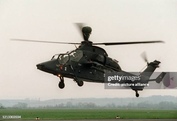 Ein Prototyp des Kampfhubschraubers vom Typ "Tiger" startet am 3.4.1997 in Fritzlar anläßlich der Indienststellung der neuen Hubschrauberbrigade. Der...