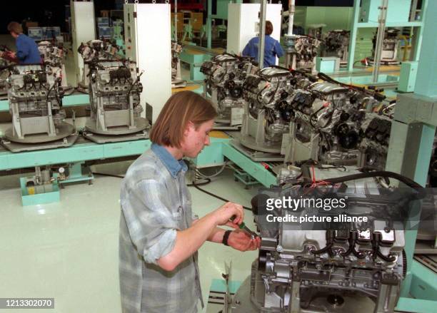 Sechszylindermotoren für die Personenwagen der E-Klasse werden am 7.4.1997 von einem Mitarbeiter des neuen Motorenwerks der Daimler-Benz AG in...