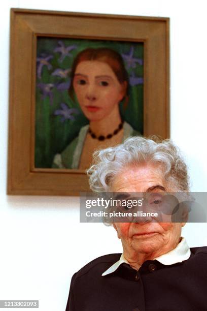 Einen Tag vor ihrem 89. Geburtstag sitzt Tille Modersohn am 1.11.1996 in der Kunstsammlung der Bremer Böttcherstrasse vor einem Selbstporträt ihrer...