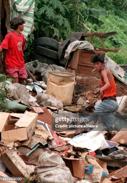 Auf der Suche nach Verwertbarem sind diese beiden Filipinos am Rande eines Müllbergs in Manila . Im November 1995 wurde Manilas berühmt-berüchtigte...