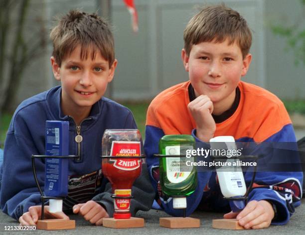 Der zwölfjährige Johannes und der elfjährige Michael vom Maristengymnasium Fürstenzell präsentieren am auf der Erfindermesse in Nürnberg ihren...