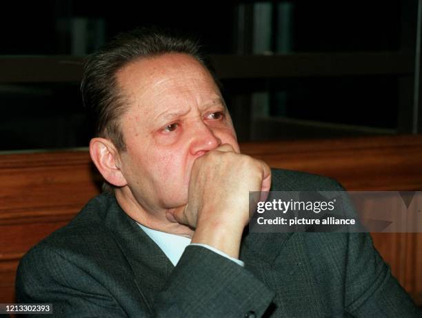 Der Angeklagte Günter Schabowski ,Ex-Chefredakteur des "Neuen Deutschland" und Politbüromiglied, im Gerichtssaal. Der Prozeß gegen den ehemaligen...