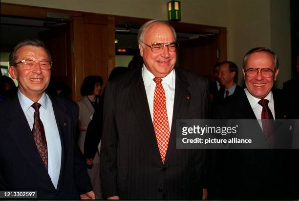 Bundeskanzler Helmut Kohl , der Gründer und Alleinvorstand der Deutschen Vermögensberatung AG Reinfried Pohl und der ehemalige hessische...