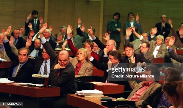 Die Abgeordneten des niedersächsischen Landtages heben ihre Hand zum Zeichen der Zustimmung zur Wahlrechtsänderung bei der Kommunalwahl. Auf Antrag...